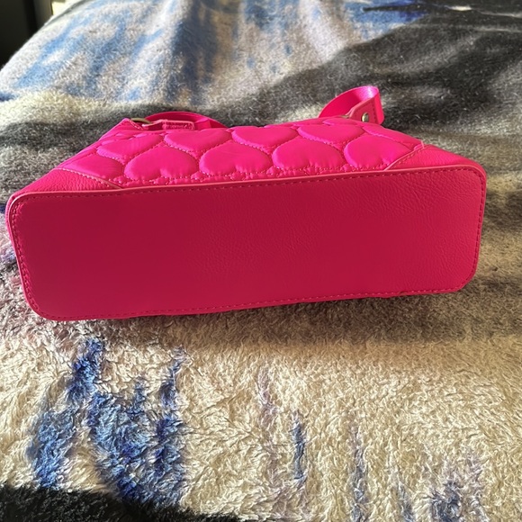 NWT….super cute handbag….adjustable strap… - Picture 5 of 7